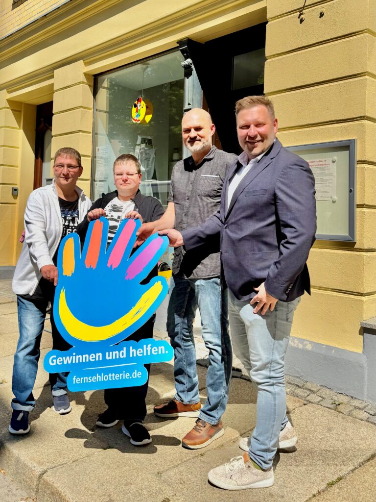 beide Fotos v.l.n.r.: Manuela Conrad, ehrenamtliche Alltagshelferin des Quartierprojektes; Swetlana Losensky, Quartiersmanagerin; Peter Glienke, Vorstandsvorsitzender des HELP e.V. & Stephan Masch, Repräsentant der Deutschen Fernsehlotterie gGmbH bei der symbolischen Übergabe der Fördermittel
Foto: Annett Flämig
