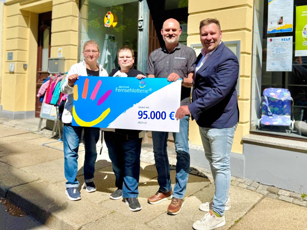 beide Fotos v.l.n.r.: Manuela Conrad, ehrenamtliche Alltagshelferin des Quartierprojektes; Swetlana Losensky, Quartiersmanagerin; Peter Glienke, Vorstandsvorsitzender des HELP e.V. & Stephan Masch, Repräsentant der Deutschen Fernsehlotterie gGmbH bei der symbolischen Übergabe der Fördermittel
Foto: Annett Flämig